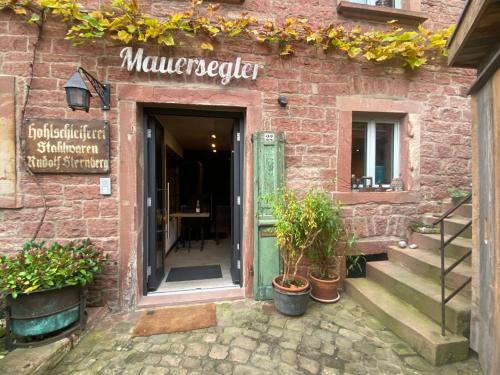 an entrance to a building with a green door at Mauersegler in Miltenberg