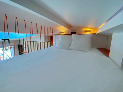 - une chambre avec un grand lit et une piscine dans l'établissement Calme absolu et terrasse à Bastille, à Paris