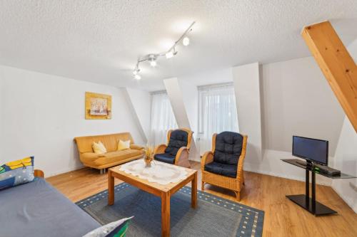 a living room with a couch and a table at Fleth-Quartier Glückstadt in Glückstadt