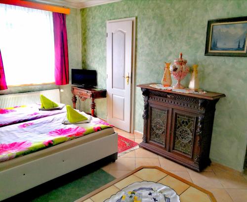 Postel nebo postele na pokoji v ubytování Villa Anastazis - Penzion Eden