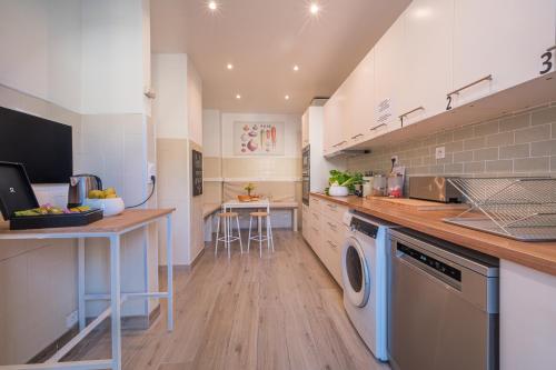 ニースにあるGuest House Chez Bastienのキッチン(洗濯機、乾燥機付)