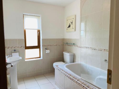 Phòng tắm tại Modern home with 3 bedrooms and 3 bathrooms in Kenmare town