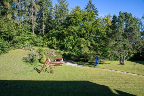 a park with a bench and a picnic table in the grass at Alpenschwänchen 4 - Saalachschwänchen in Bad Reichenhall