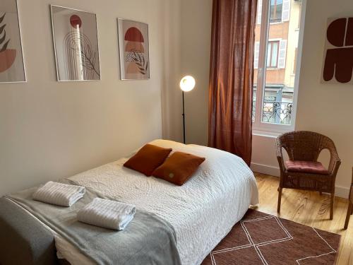 - une chambre avec un lit avec deux oreillers et une fenêtre dans l'établissement L'Authentic, Appartement Hypercenter 4-6 personnes, à Villefranche-sur-Saône