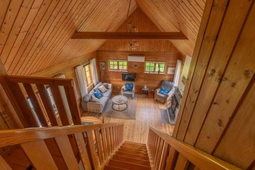an overhead view of a living room in a log cabin at Kustnära hus med utsikt över havet och karlsöarna in Klintehamn