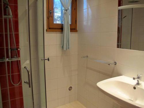 une salle de bain avec douche et lavabo dans l'établissement Domaine Le Mayne - Le Châtaignier - Clévacances 2 Clés, à Blanquefort-sur-Briolance