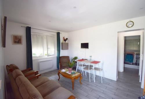 un salon avec un canapé et une table dans l'établissement Appartement à Caudecoste, proche d'Agen, à Caudecoste
