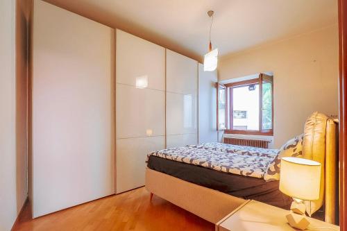 パッランツァにあるCasa Vacanza da Nicoloのベッドと窓のある小さな寝室