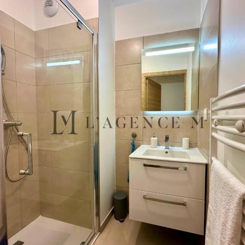 une salle de bain avec douche et lavabo dans l'établissement Appartement Citadella centre ville & plage CALVI, à Calvi