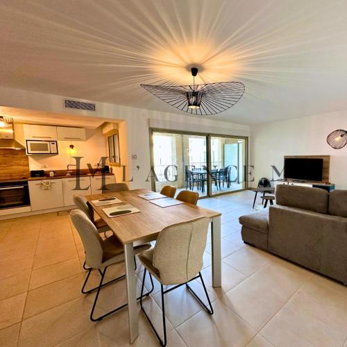 un salon avec une table et un canapé dans l'établissement Appartement Citadella centre ville & plage CALVI, à Calvi