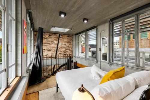 Llit o llits en una habitació de Modern & Stylish 3BR in Redfern