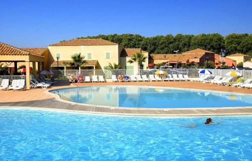 une personne dans l'eau d'une piscine dans l'établissement Maison/Parking Privé/Piscine/Wifi/Canal du midi, à Béziers