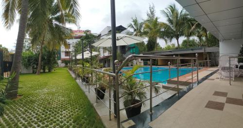 a view of the pool at the resort at Montecarlo Hotel in Mahabalipuram
