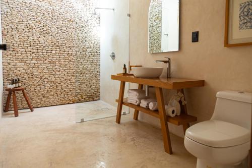 a bathroom with a toilet and a sink and a shower at DECU DOWNTOWN in Mérida