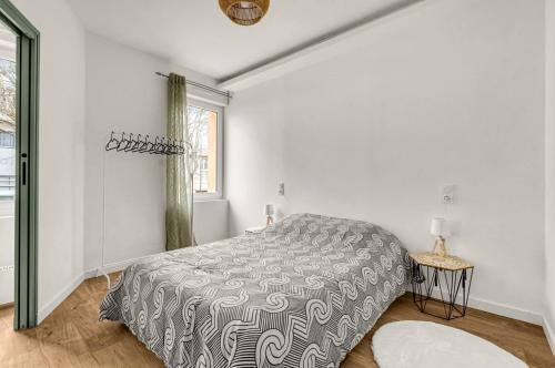 une chambre avec un lit et une fenêtre dans l'établissement Cosy appartement sur Toulouse, à Toulouse