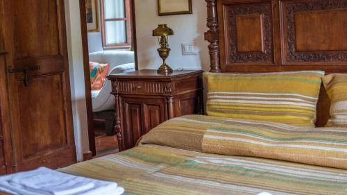 a bedroom with a bed and a wooden headboard at Podere Marella in I Pieracci