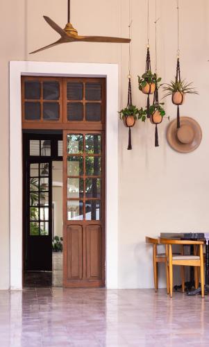 a wooden door in a room with a table at DECU DOWNTOWN in Mérida