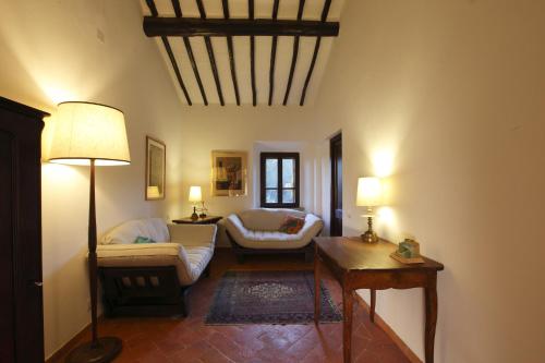 a living room with a couch and a table at Podere Marella in I Pieracci