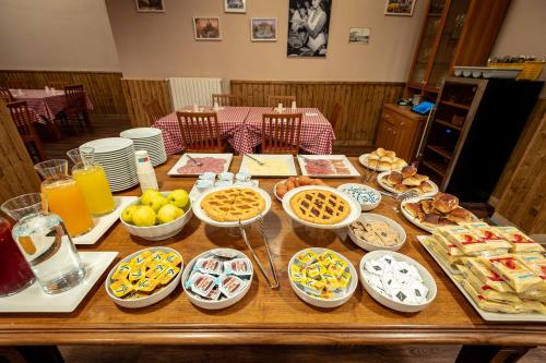 een tafel met veel borden eten erop bij AH Roma in Rome