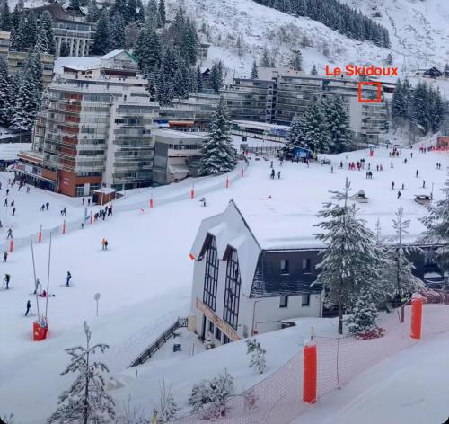 Le Skidoux 2*, au pied des pistes, vue montagne v zimě