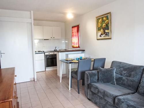 un salon avec un canapé et une table dans une cuisine dans l'établissement Apartment Le Panama-1 by Interhome, à Saint-Aygulf