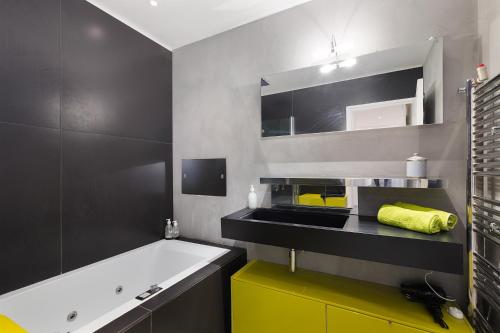 - une cuisine avec un évier et une baignoire dans l'établissement Top floor with Eiffel Tower view and roof top, à Paris