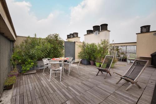 Top floor with Eiffel Tower view and roof top