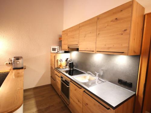 Kuchyňa alebo kuchynka v ubytovaní Apartment Piz Mundin by Interhome