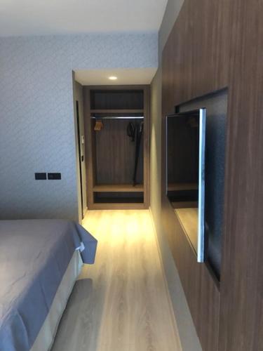 a small room with a bed and a television at Evridiki in Kilkís