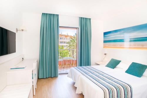 Postel nebo postele na pokoji v ubytování Hotel Playas de Paguera