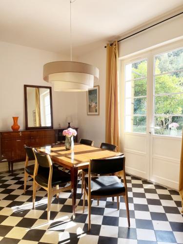 une salle à manger avec une table et des chaises dans l'établissement Villa MICHITA proche plage by E&A, à Grand-Village-Plage