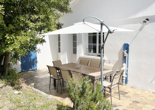 Un patio o zona al aire libre en Villa MICHITA proche plage by E&A