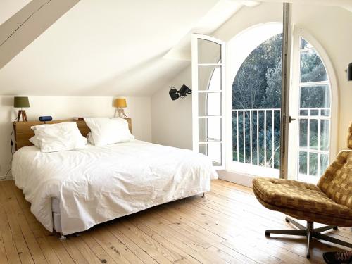 une chambre avec un lit, une chaise et une fenêtre dans l'établissement Villa MICHITA proche plage by E&A, à Grand-Village-Plage