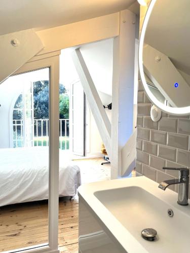 une salle de bain avec un lavabo et un miroir dans l'établissement Villa MICHITA proche plage by E&A, à Grand-Village-Plage