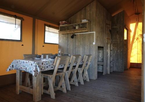 une salle à manger avec une table et des chaises dans l'établissement La Grisonne Chalet 2, à Revest-du-Bion