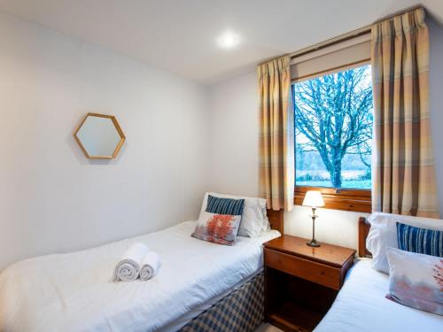 Postel nebo postele na pokoji v ubytování Chalet Ardlui Lodge by Interhome