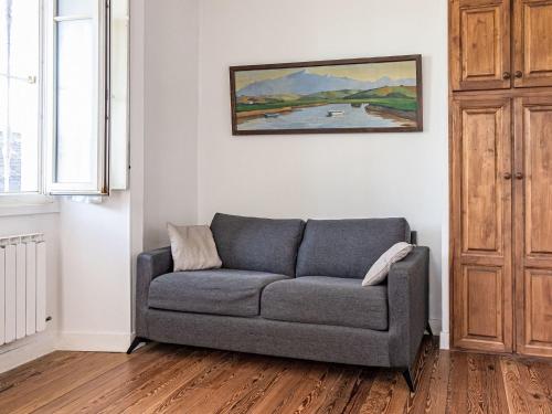 - un canapé dans le salon orné d'une peinture murale dans l'établissement Apartment Villa La Concha-2 by Interhome, à Saint-Jean-de-Luz