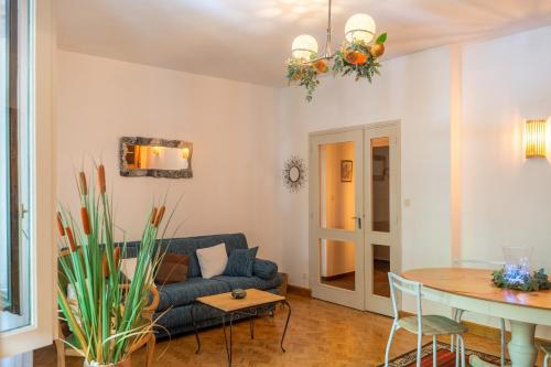 un salon avec un canapé et une table dans l'établissement Le Méridien, à Rodez