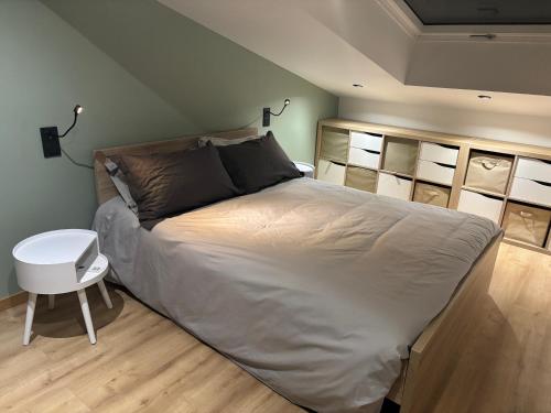 Un dormitorio con una cama grande en una habitación. en Charmante petite maison, en Publier