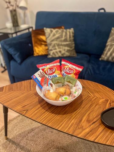 une table avec une assiette de nourriture sur une table dans l'établissement Studio Paris Central, à Paris