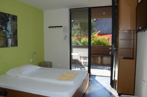 Una cama o camas en una habitación de Hotel Sanje ob Soči ***/****