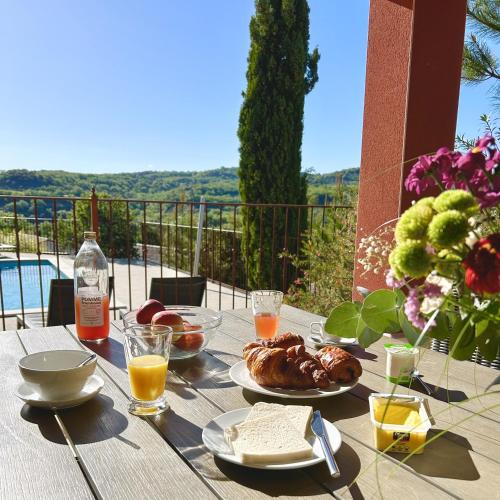 - une table avec de la nourriture et des boissons ainsi qu'une bouteille de vin dans l'établissement Les Villas du Vendoule, à Saint-Maurice-dʼArdèche