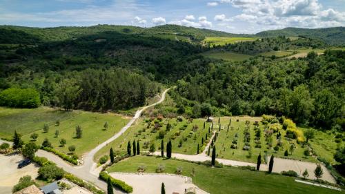 - une vue aérienne sur un jardin dans les collines dans l'établissement Les Villas du Vendoule, à Saint-Maurice-dʼArdèche