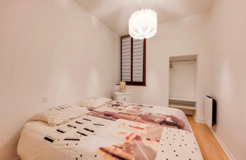 une chambre avec un lit et une fenêtre dans l'établissement Cosy Paquier, à Annecy