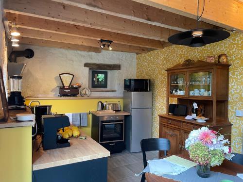 une cuisine avec une cuisinière et un comptoir dans l'établissement Manoir de Goaz Froment trois Gîtes de charme 3 étoiles, à Le Vieux-Marché