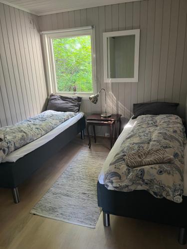 Postel nebo postele na pokoji v ubytování Renovated sea facing cottage on the Eidanger fjord