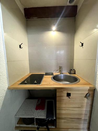 Elle comprend une petite salle de bains pourvue d'un lavabo et d'un comptoir. dans l'établissement Le Cocon - Close to Carmes metro, à Toulouse