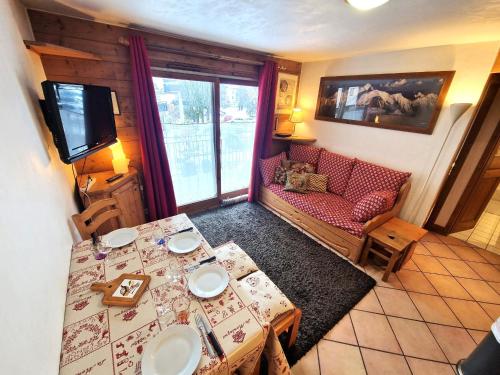 un salon avec une table et un canapé dans l'établissement La Ginabelle 2 - Vue MontBlanc, à Chamonix-Mont-Blanc