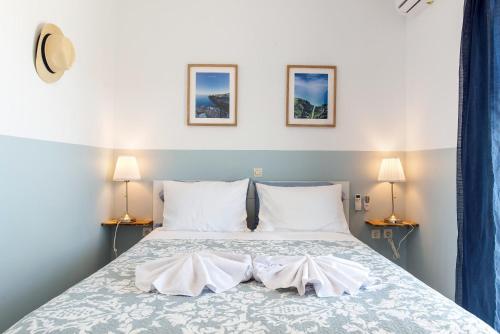 a bedroom with a bed with two lamps at Villa Helissie in Vamos