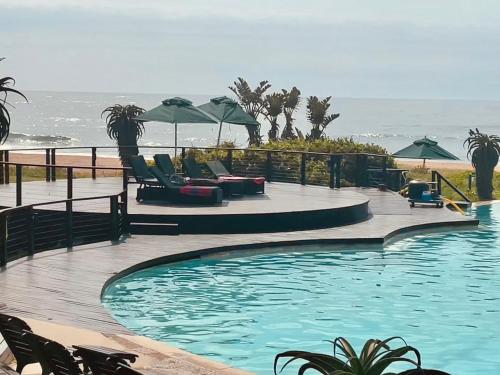 Bazén v ubytování 11 Sawubona Zimbali Chalets nebo v jeho okolí